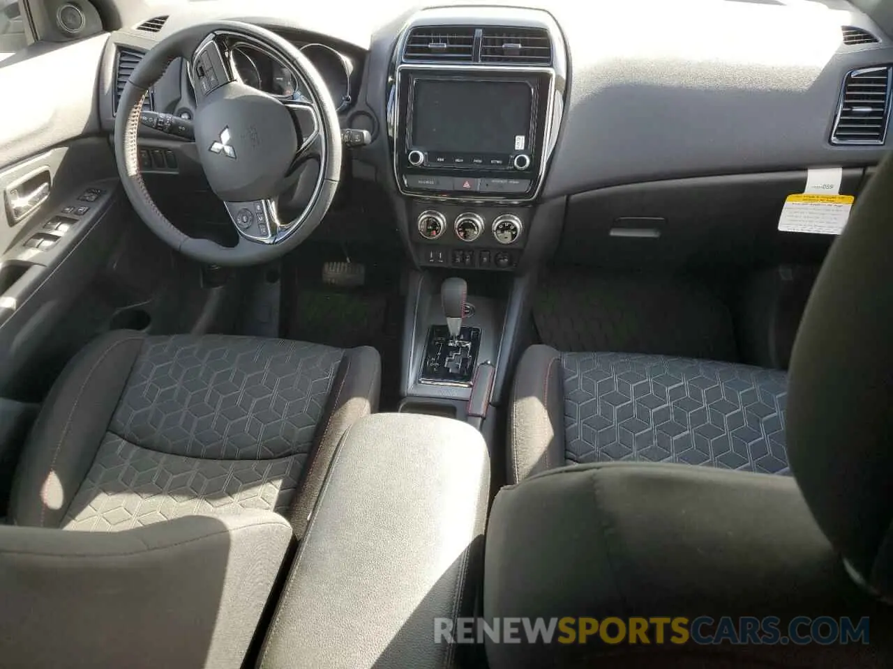 8 fotografías del automóvil dañado JA4ARUAU1RU005470 MITSUBISHI OUTLANDER 2024