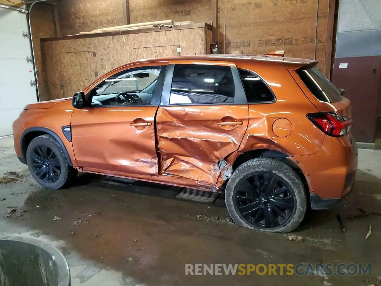 2 fotografías del automóvil dañado JA4ARUAU1RU019093 MITSUBISHI OUTLANDER 2024