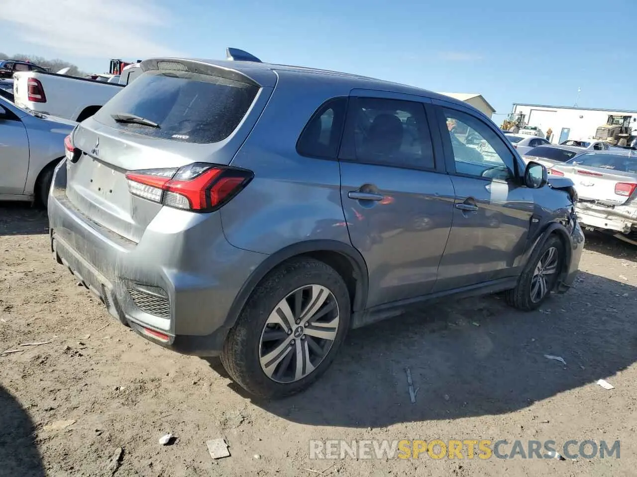3 fotografías del automóvil dañado JA4ARUAU2RU006966 MITSUBISHI OUTLANDER 2024