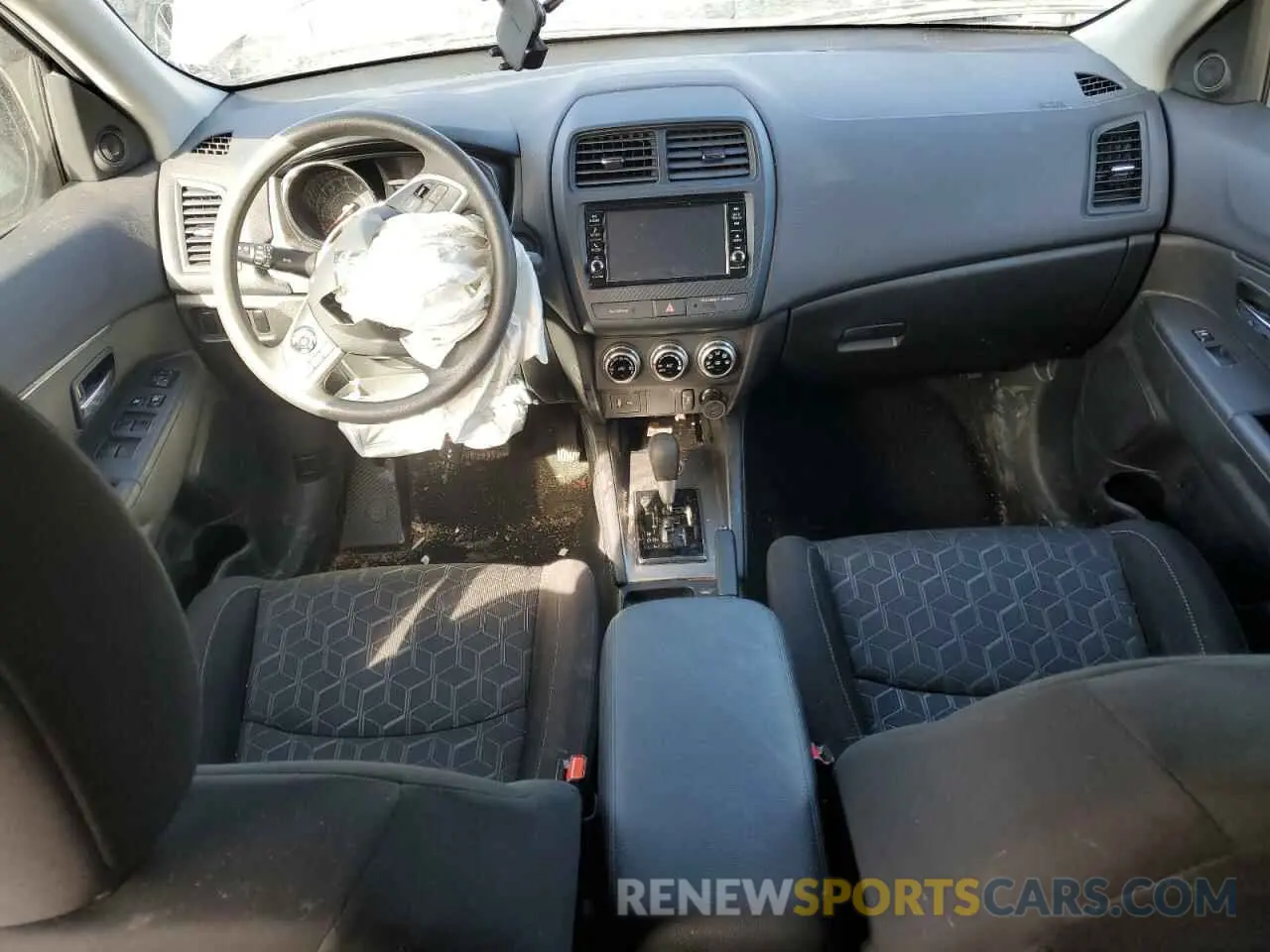 8 fotografías del automóvil dañado JA4ARUAU2RU006966 MITSUBISHI OUTLANDER 2024