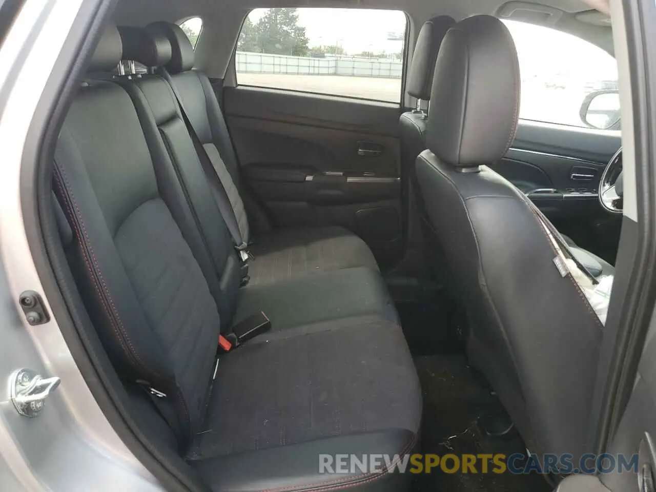 11 fotografías del automóvil dañado JA4ARUAU2RU014484 MITSUBISHI OUTLANDER 2024