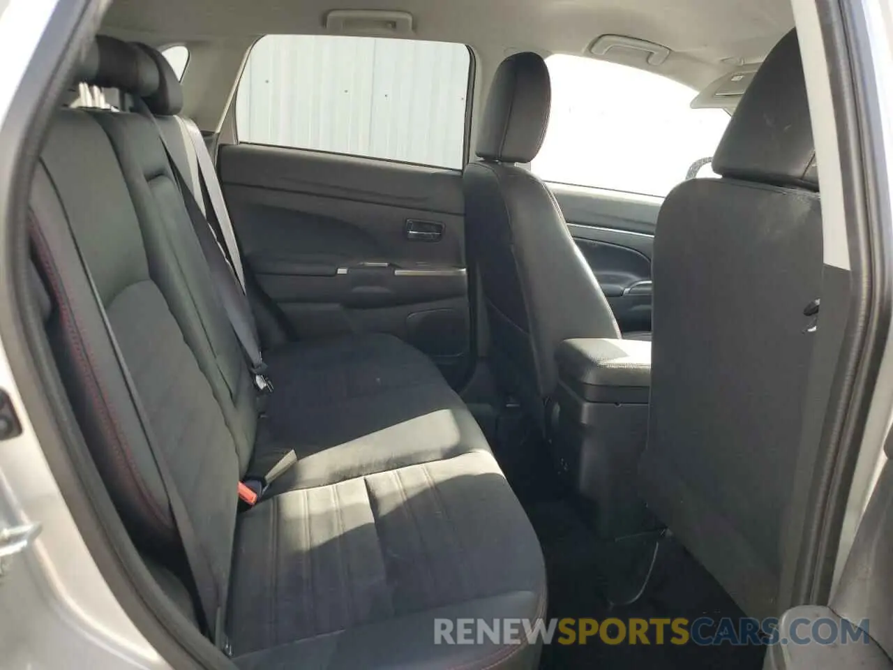 11 fotografías del automóvil dañado JA4ARUAU2RU016574 MITSUBISHI OUTLANDER 2024