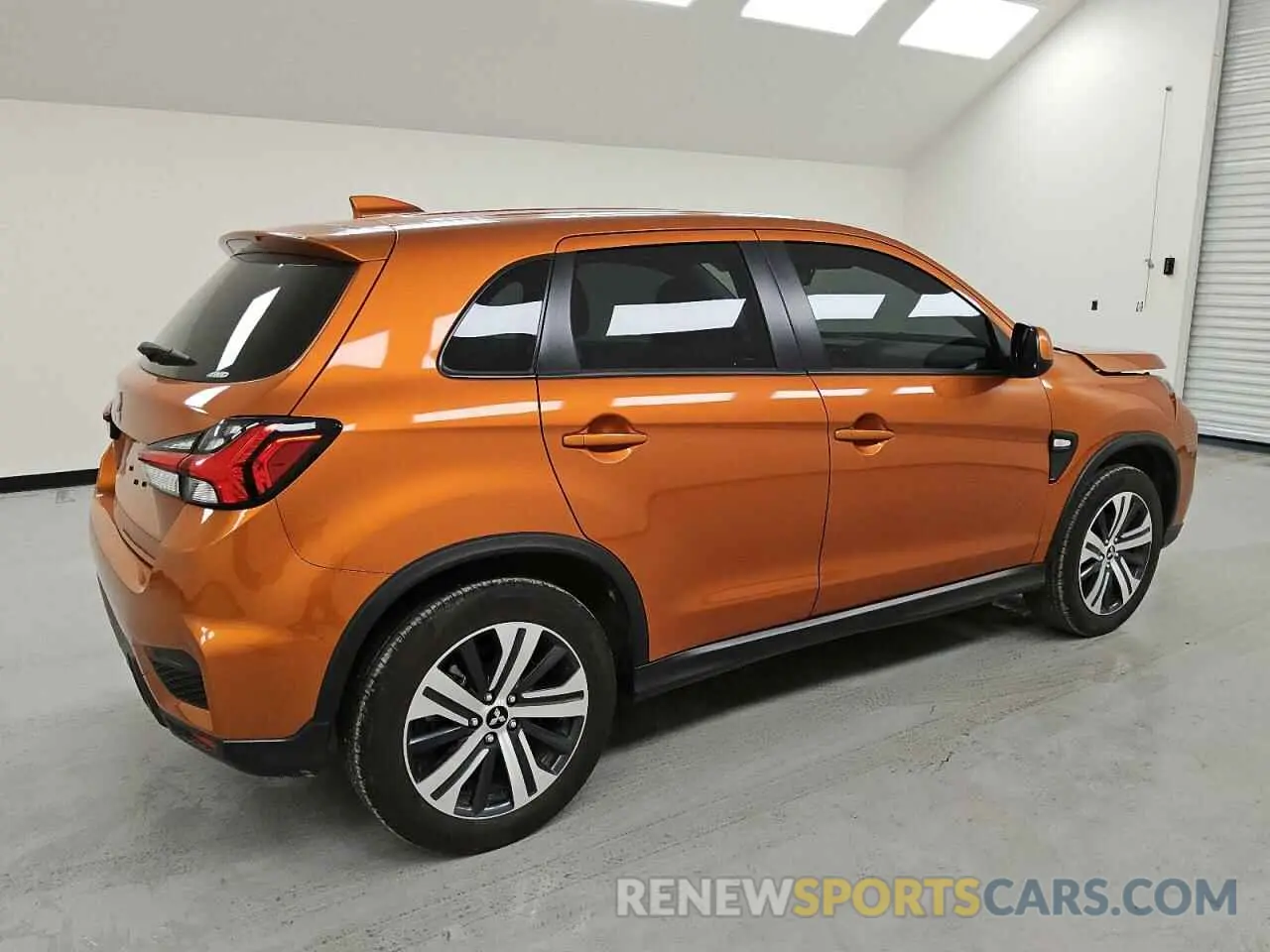 3 fotografías del automóvil dañado JA4ARUAU3RU000691 MITSUBISHI OUTLANDER 2024