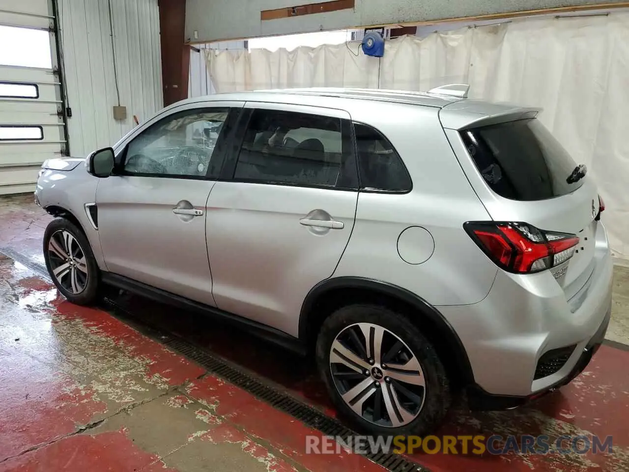 2 fotografías del automóvil dañado JA4ARUAU3RU004188 MITSUBISHI OUTLANDER 2024