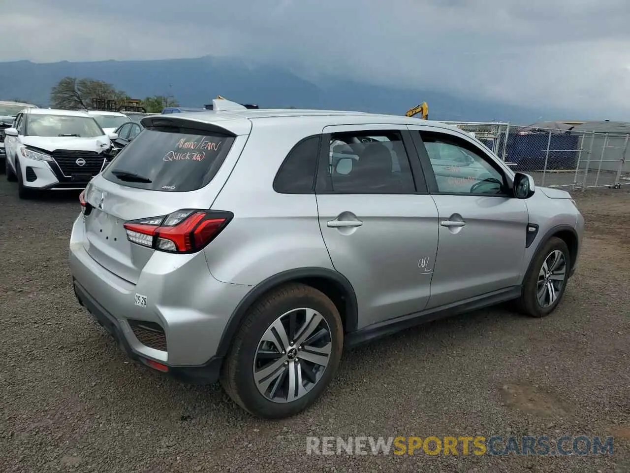 3 fotografías del automóvil dañado JA4ARUAU3RU010041 MITSUBISHI OUTLANDER 2024