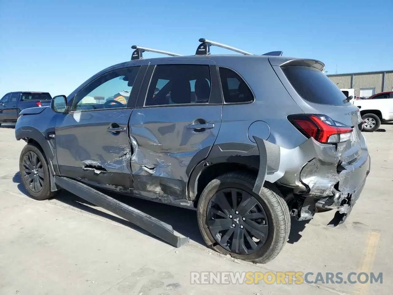 2 fotografías del automóvil dañado JA4ARUAU4RU005303 MITSUBISHI OUTLANDER 2024