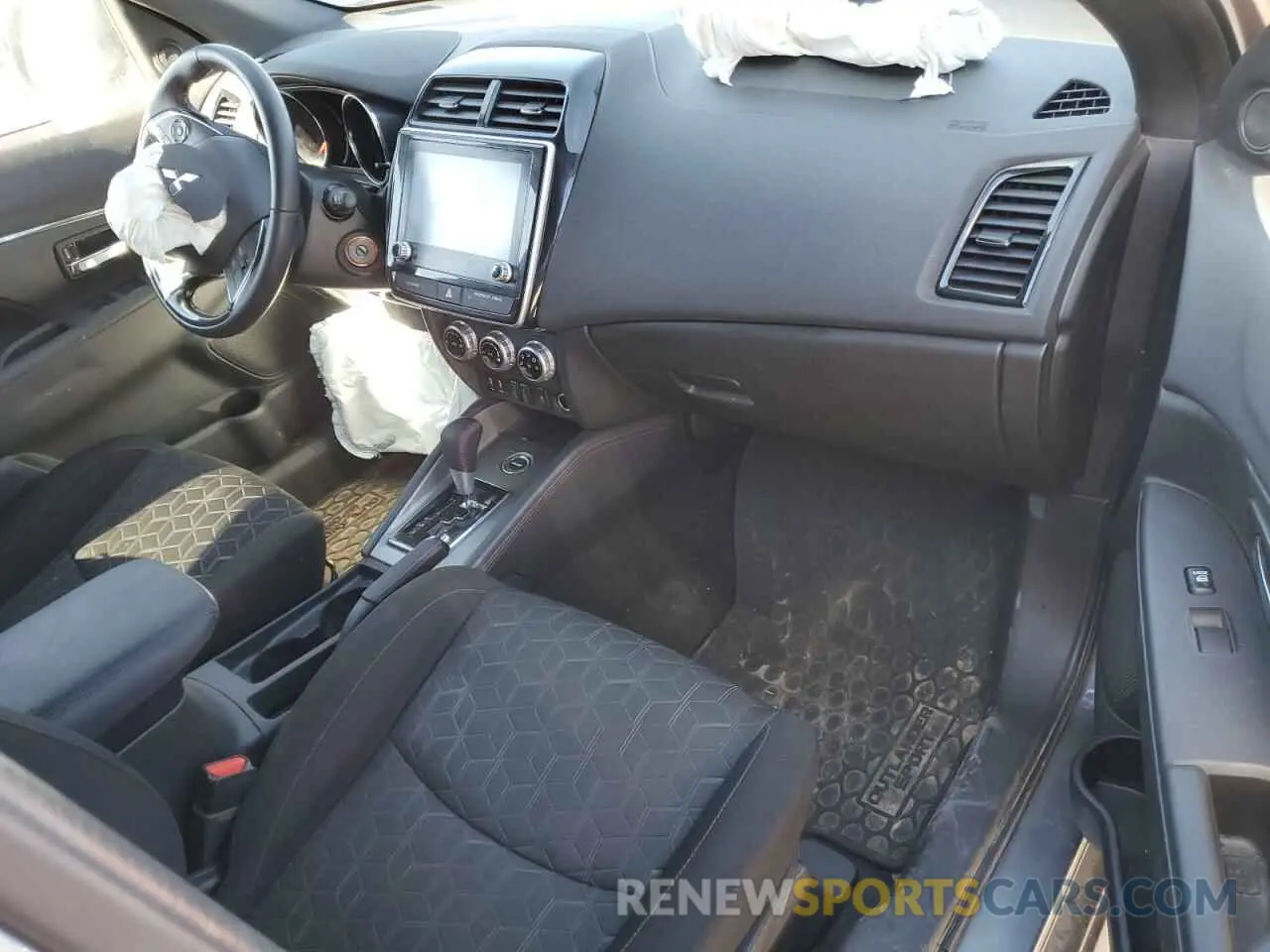 8 fotografías del automóvil dañado JA4ARUAU4RU005303 MITSUBISHI OUTLANDER 2024
