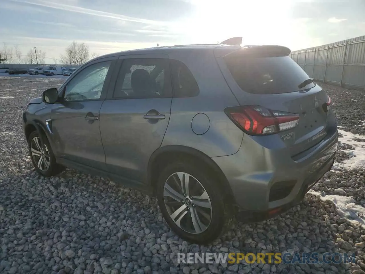 2 fotografías del automóvil dañado JA4ARUAU4RU006449 MITSUBISHI OUTLANDER 2024