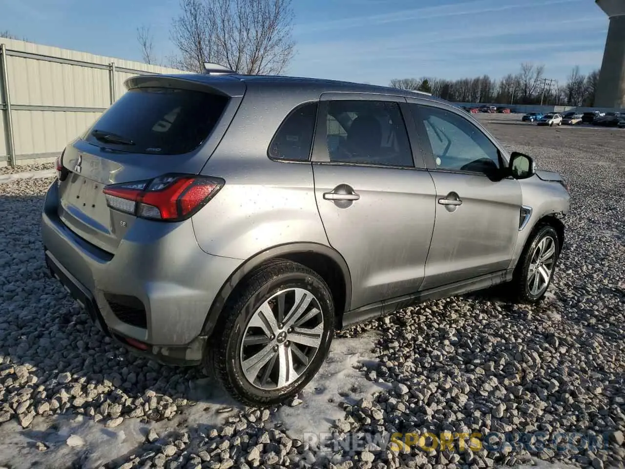 3 fotografías del automóvil dañado JA4ARUAU4RU006449 MITSUBISHI OUTLANDER 2024
