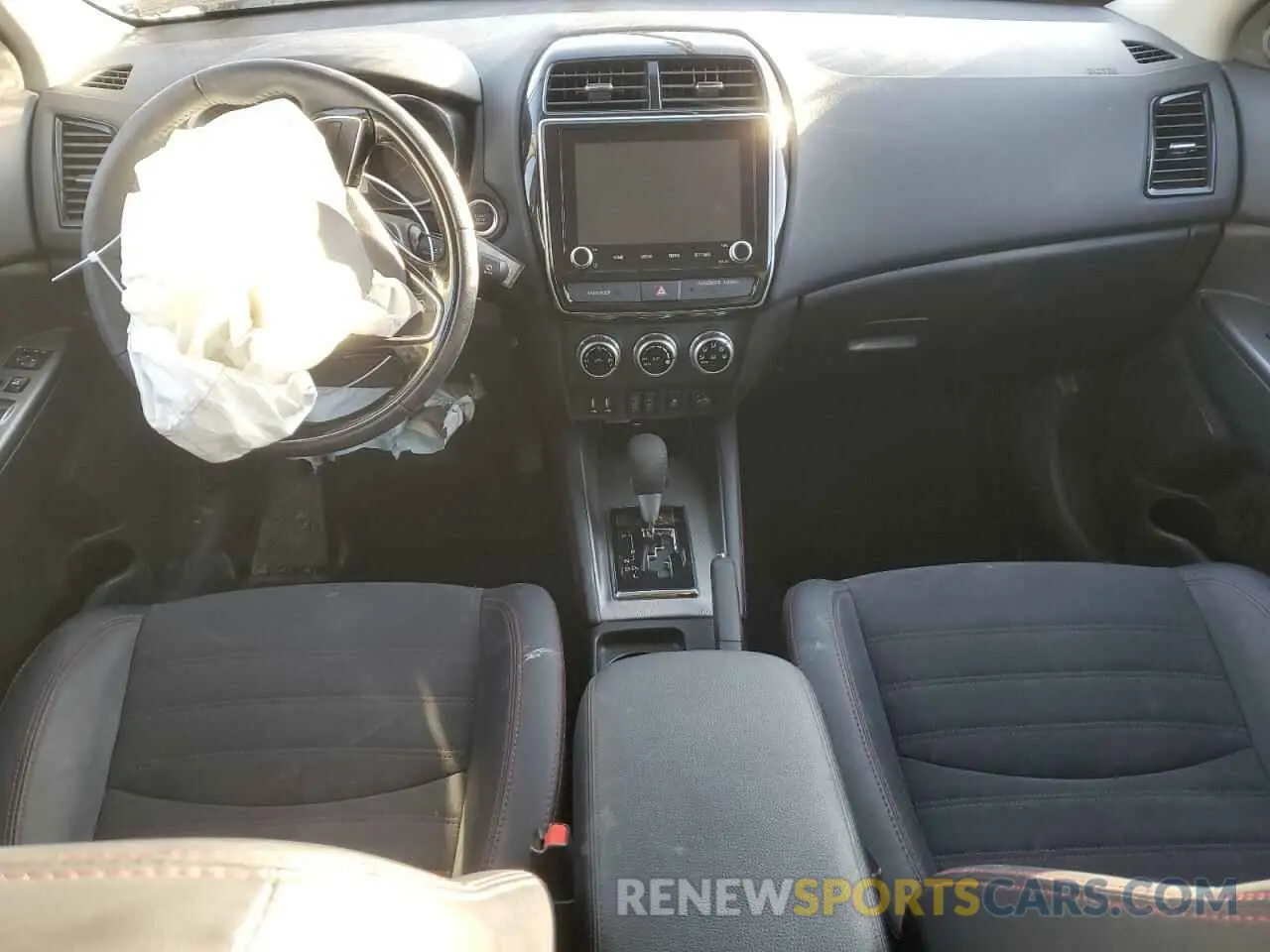 8 fotografías del automóvil dañado JA4ARUAU4RU006449 MITSUBISHI OUTLANDER 2024