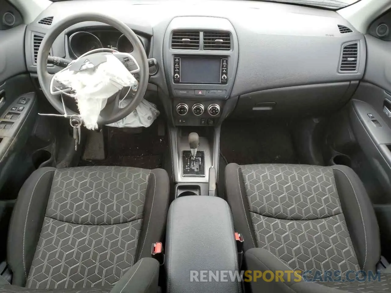 8 fotografías del automóvil dañado JA4ARUAU4RU015927 MITSUBISHI OUTLANDER 2024
