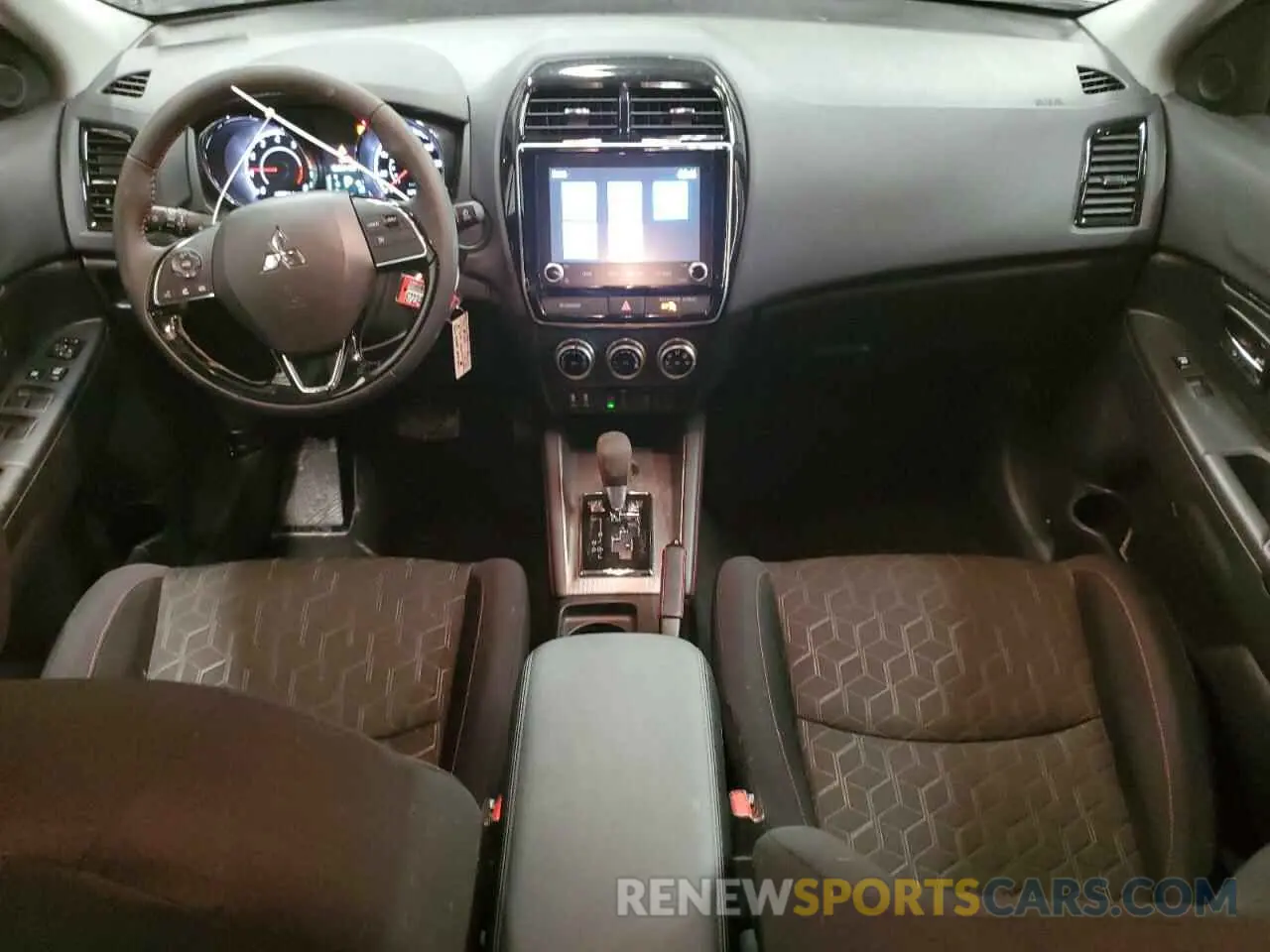 8 fotografías del automóvil dañado JA4ARUAU4RU019637 MITSUBISHI OUTLANDER 2024