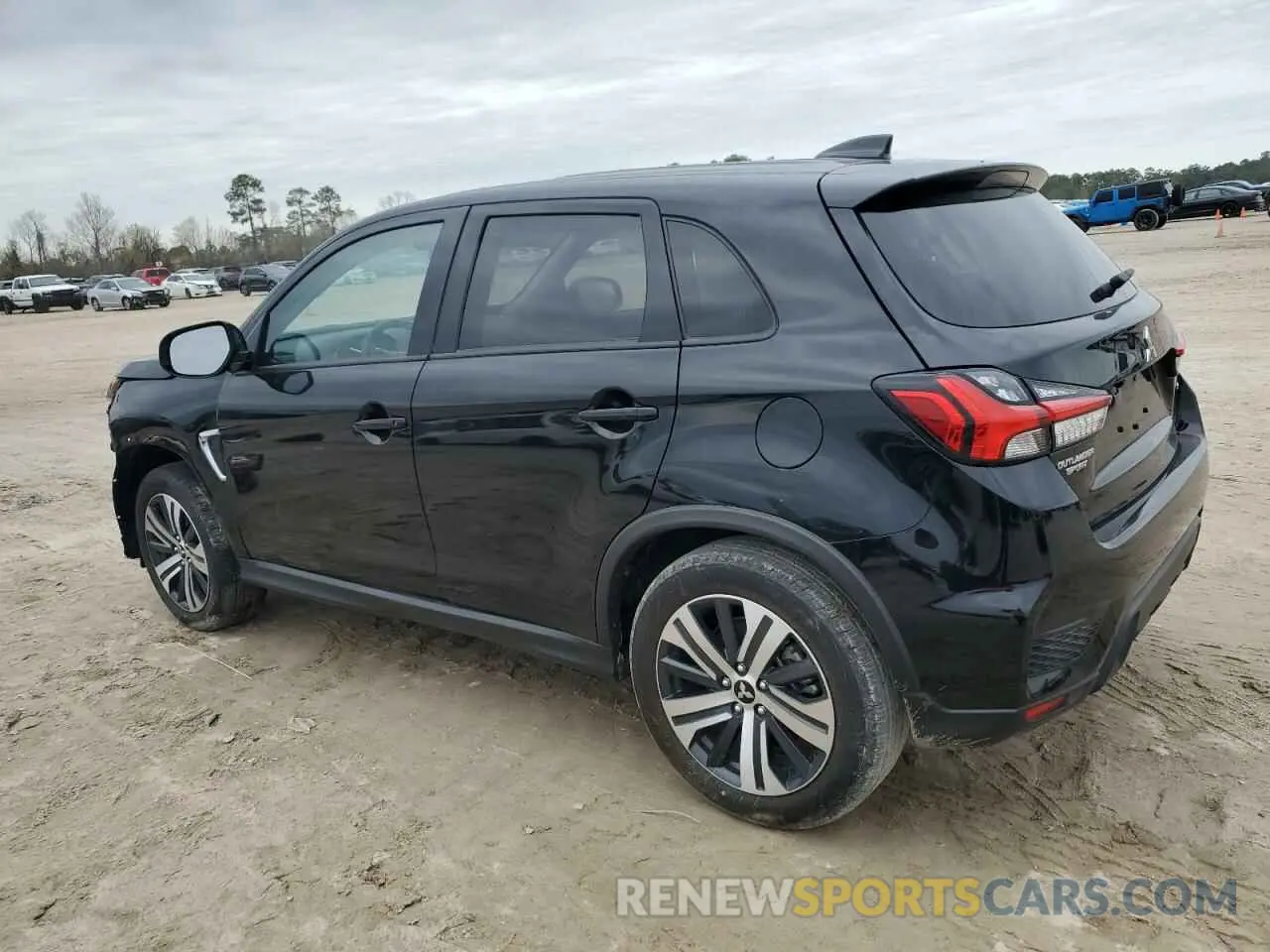 2 fotografías del automóvil dañado JA4ARUAU5RU003107 MITSUBISHI OUTLANDER 2024