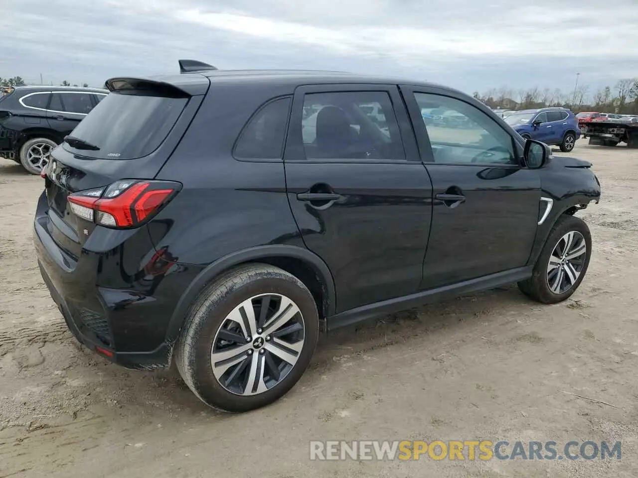 3 fotografías del automóvil dañado JA4ARUAU5RU003107 MITSUBISHI OUTLANDER 2024