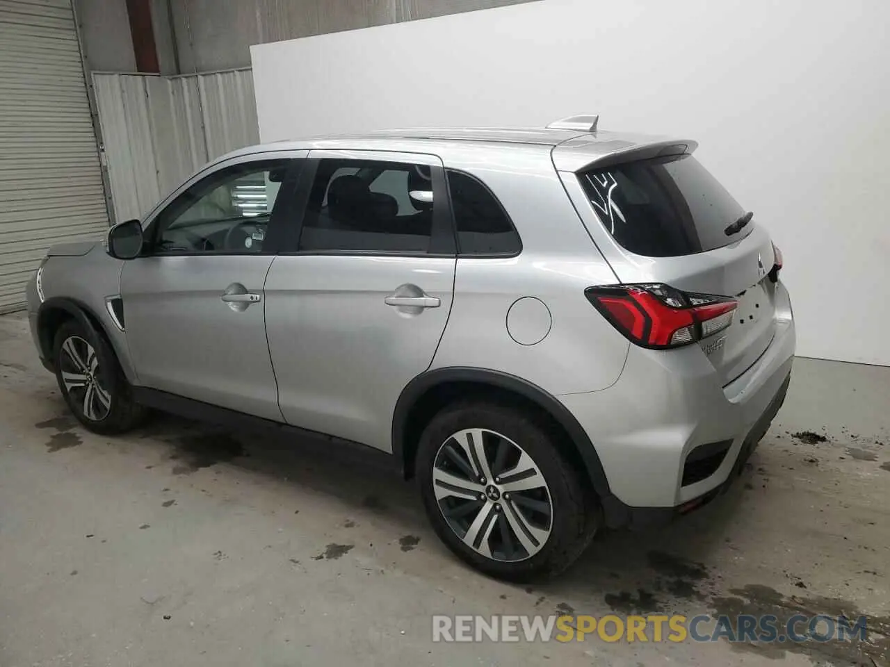 2 fotografías del automóvil dañado JA4ARUAU5RU006914 MITSUBISHI OUTLANDER 2024
