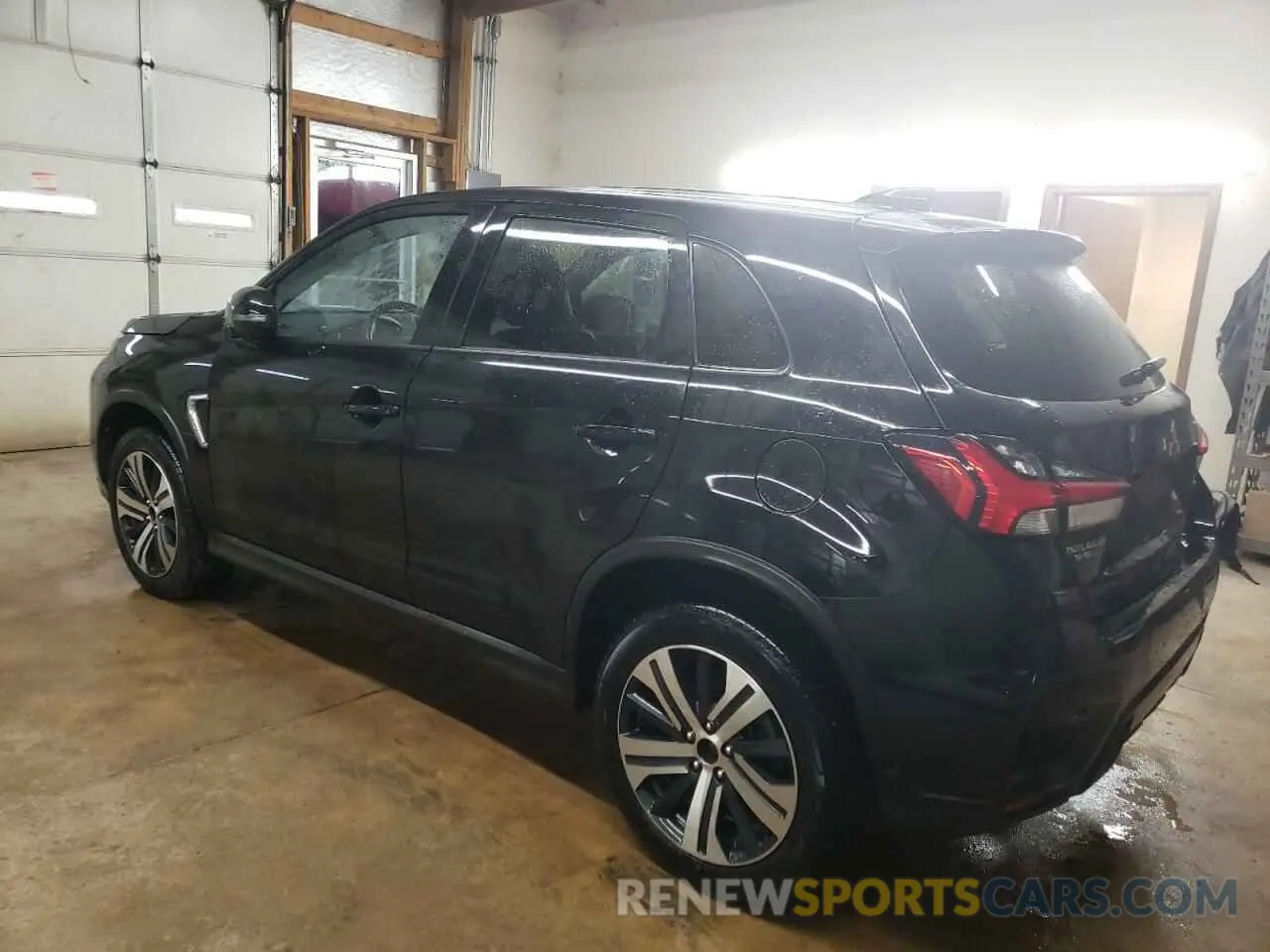 2 fotografías del automóvil dañado JA4ARUAU6RU001415 MITSUBISHI OUTLANDER 2024