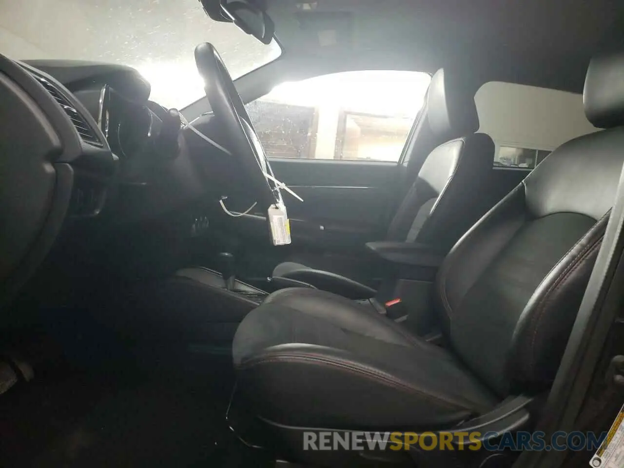 7 fotografías del automóvil dañado JA4ARUAU6RU001415 MITSUBISHI OUTLANDER 2024