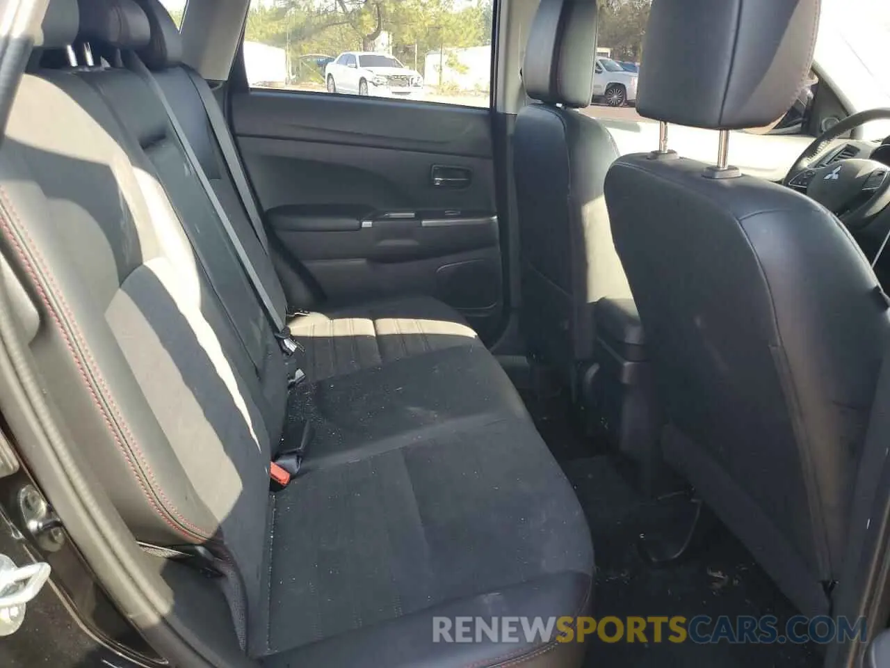 10 fotografías del automóvil dañado JA4ARUAU6RU010535 MITSUBISHI OUTLANDER 2024