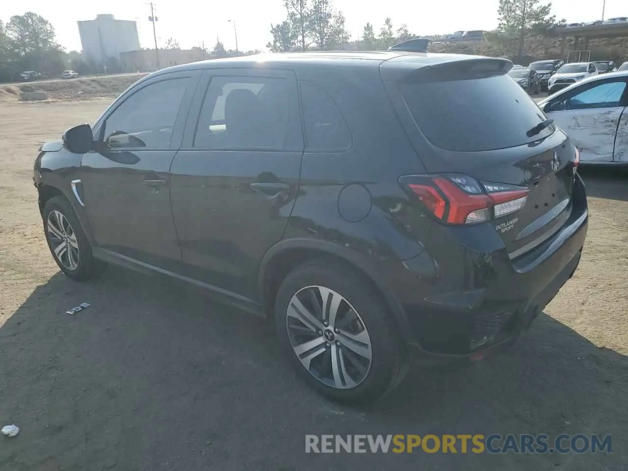 2 fotografías del automóvil dañado JA4ARUAU6RU010535 MITSUBISHI OUTLANDER 2024