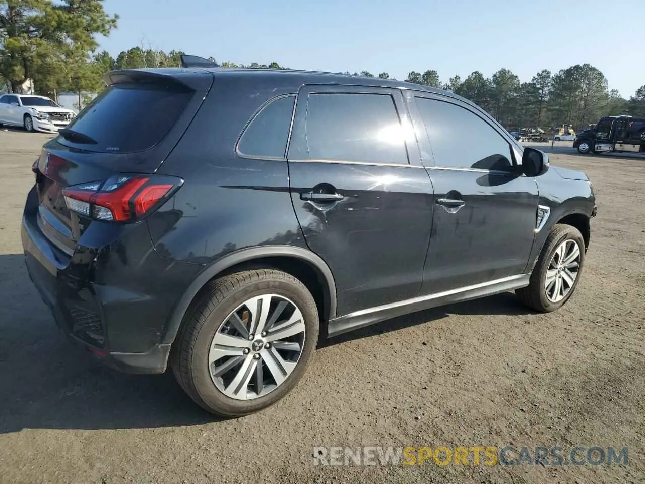 3 fotografías del automóvil dañado JA4ARUAU6RU010535 MITSUBISHI OUTLANDER 2024