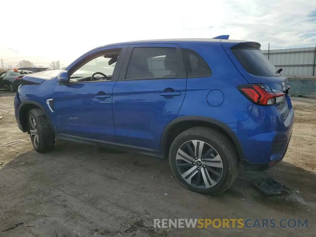 2 fotografías del automóvil dañado JA4ARUAU6RU011197 MITSUBISHI OUTLANDER 2024