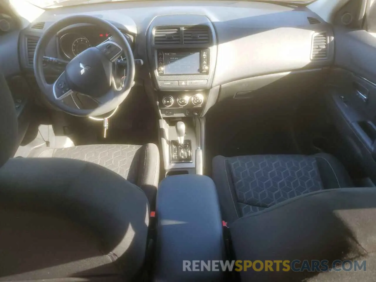 8 fotografías del automóvil dañado JA4ARUAU6RU012429 MITSUBISHI OUTLANDER 2024