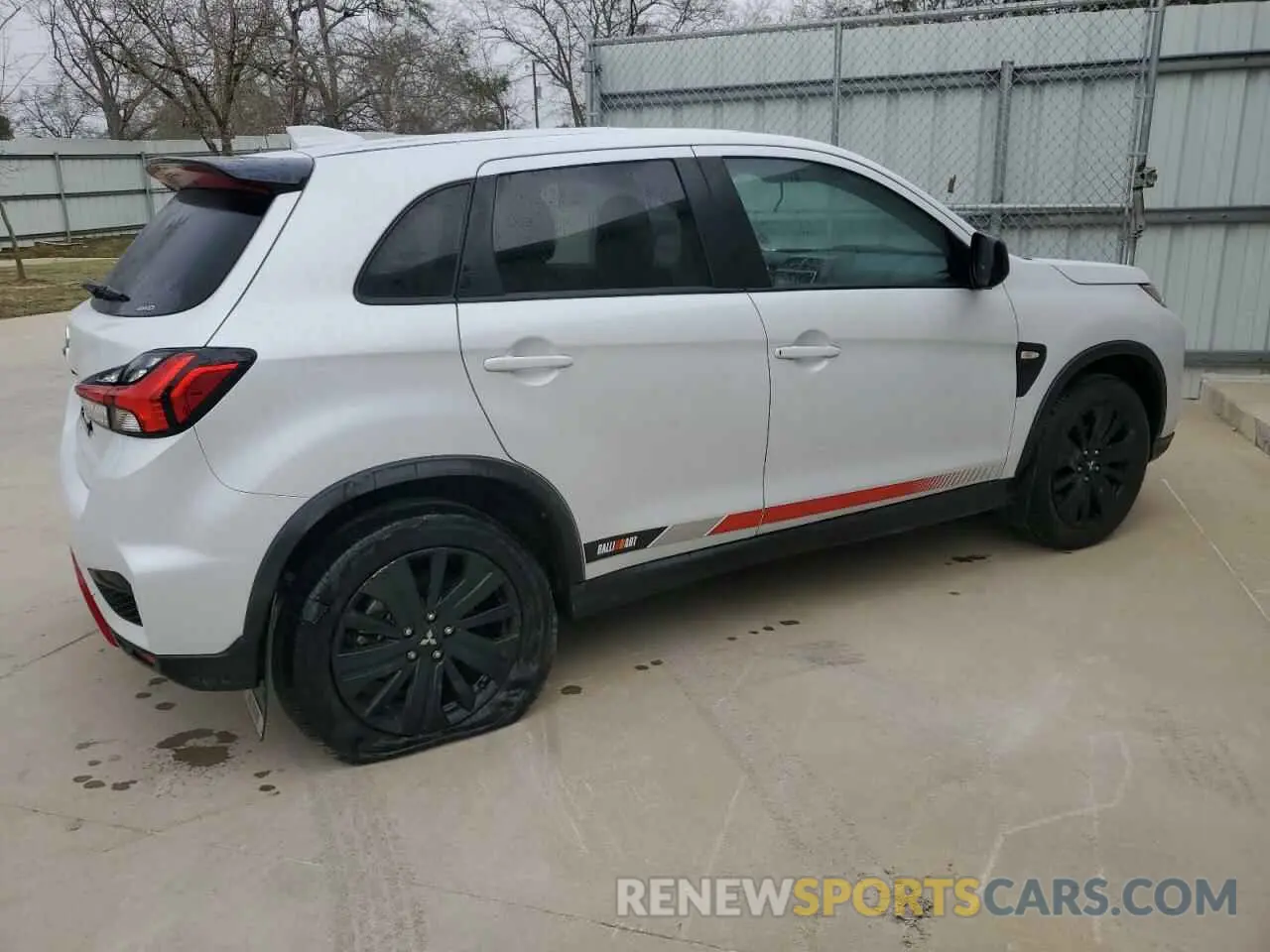 3 fotografías del automóvil dañado JA4ARUAU6RU020515 MITSUBISHI OUTLANDER 2024