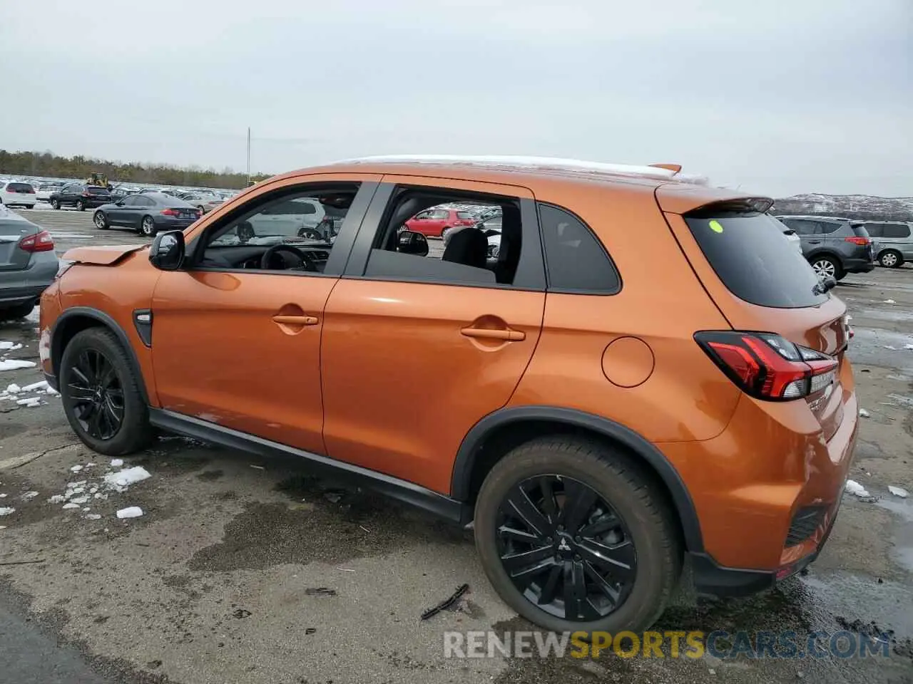 2 fotografías del automóvil dañado JA4ARUAU7RU001844 MITSUBISHI OUTLANDER 2024