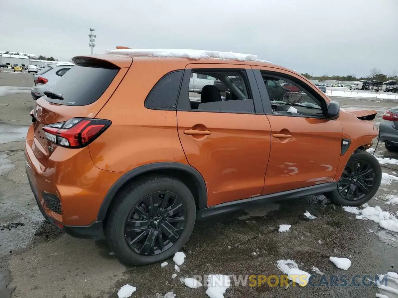 3 fotografías del automóvil dañado JA4ARUAU7RU001844 MITSUBISHI OUTLANDER 2024
