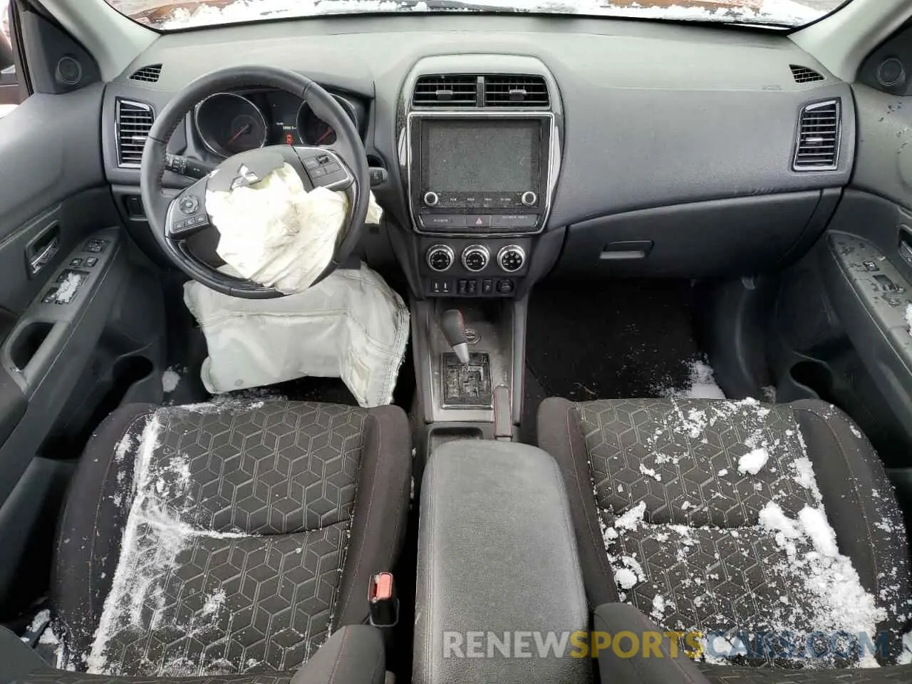 8 fotografías del automóvil dañado JA4ARUAU7RU001844 MITSUBISHI OUTLANDER 2024