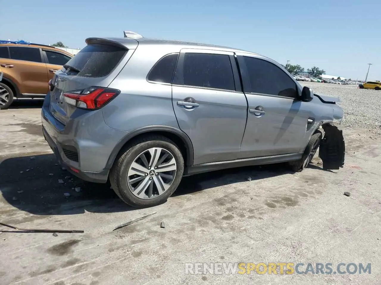 3 fotografías del automóvil dañado JA4ARUAU7RU003304 MITSUBISHI OUTLANDER 2024
