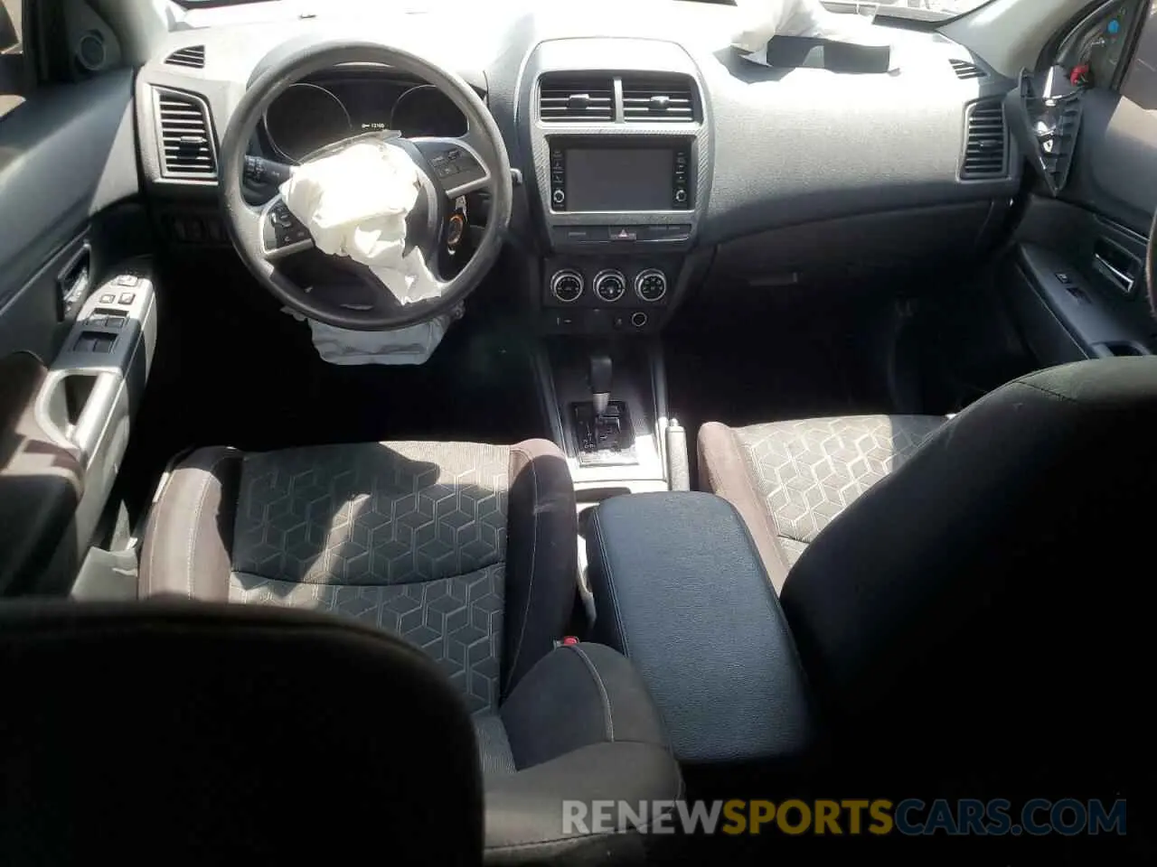 8 fotografías del automóvil dañado JA4ARUAU7RU003304 MITSUBISHI OUTLANDER 2024