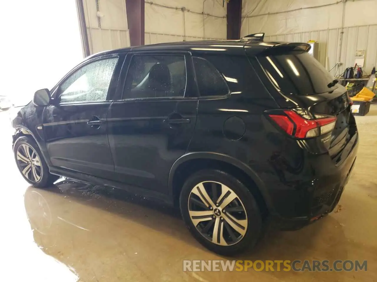 2 fotografías del automóvil dañado JA4ARUAU7RU012598 MITSUBISHI OUTLANDER 2024