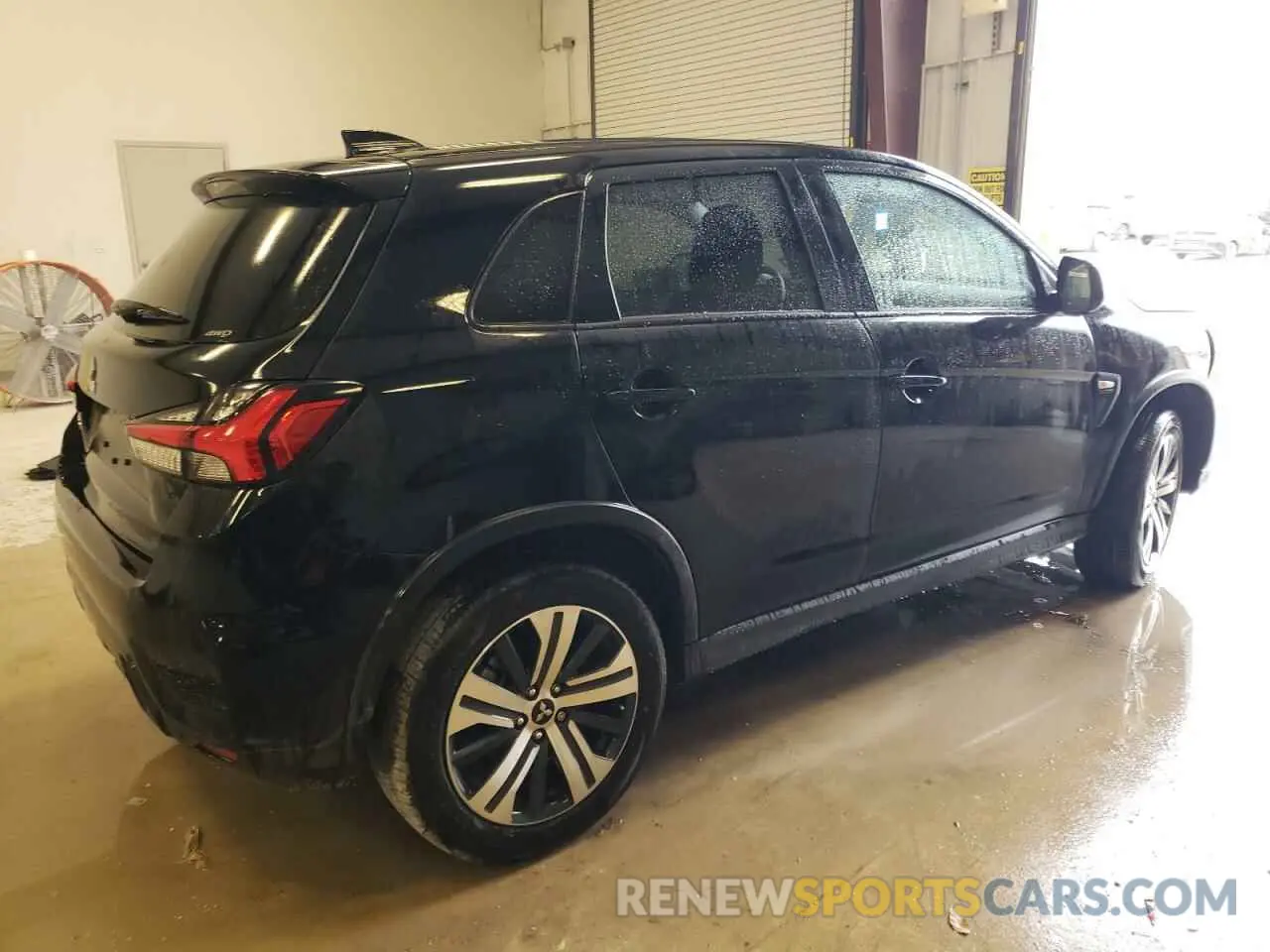 3 fotografías del automóvil dañado JA4ARUAU7RU012598 MITSUBISHI OUTLANDER 2024