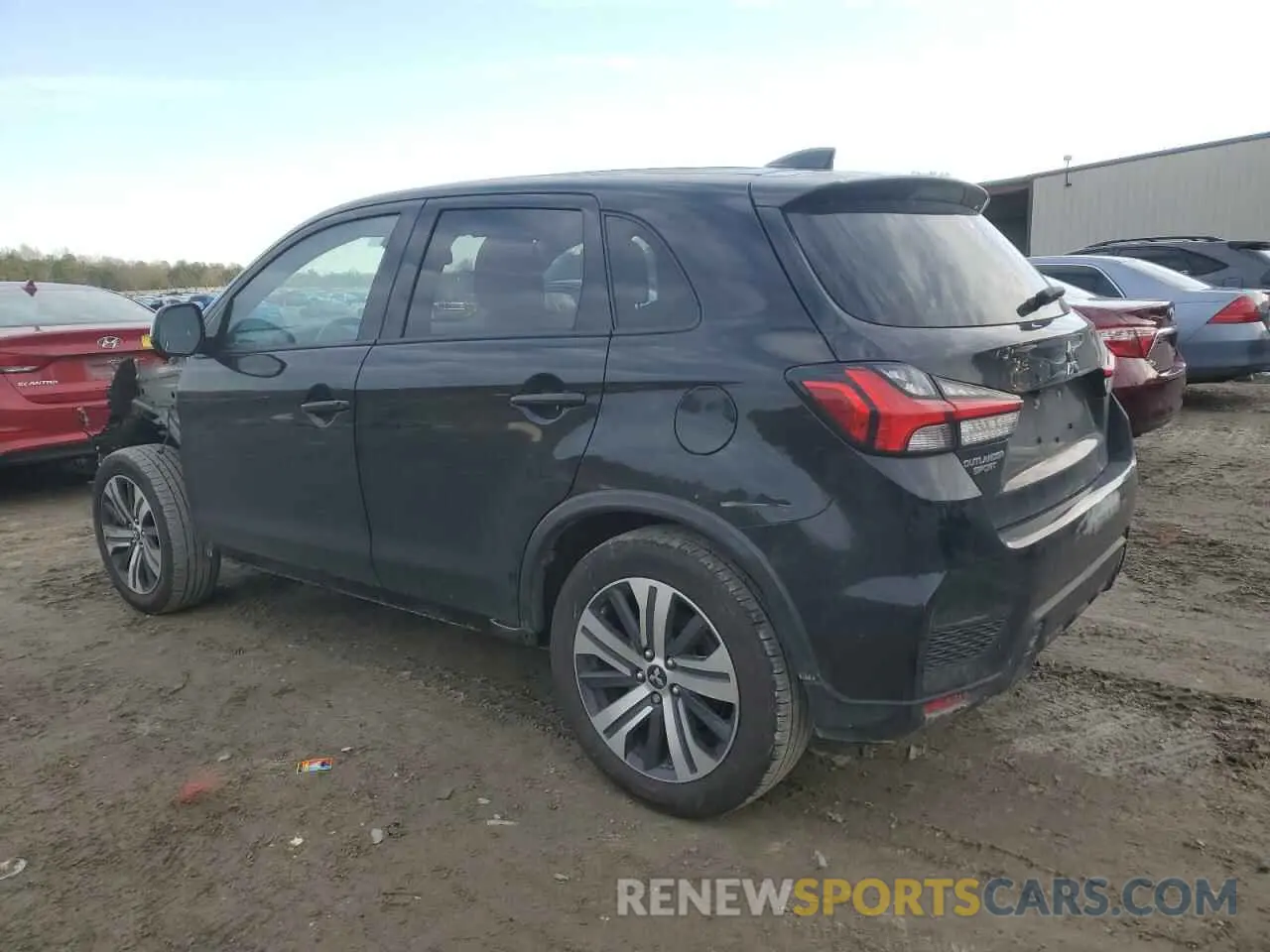 2 fotografías del automóvil dañado JA4ARUAU8RU001609 MITSUBISHI OUTLANDER 2024