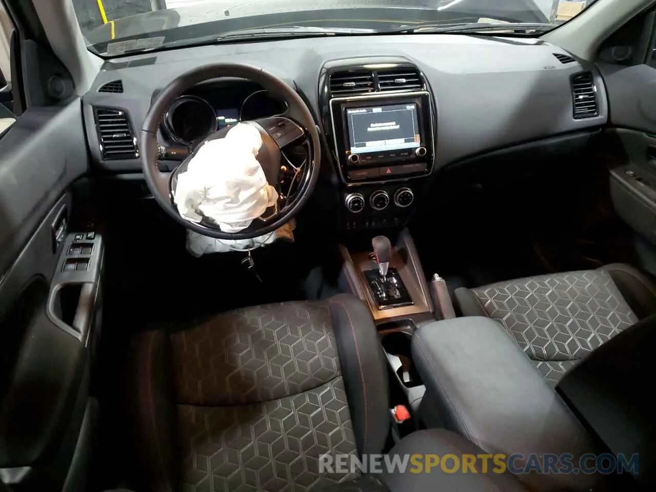8 fotografías del automóvil dañado JA4ARUAU8RU013940 MITSUBISHI OUTLANDER 2024