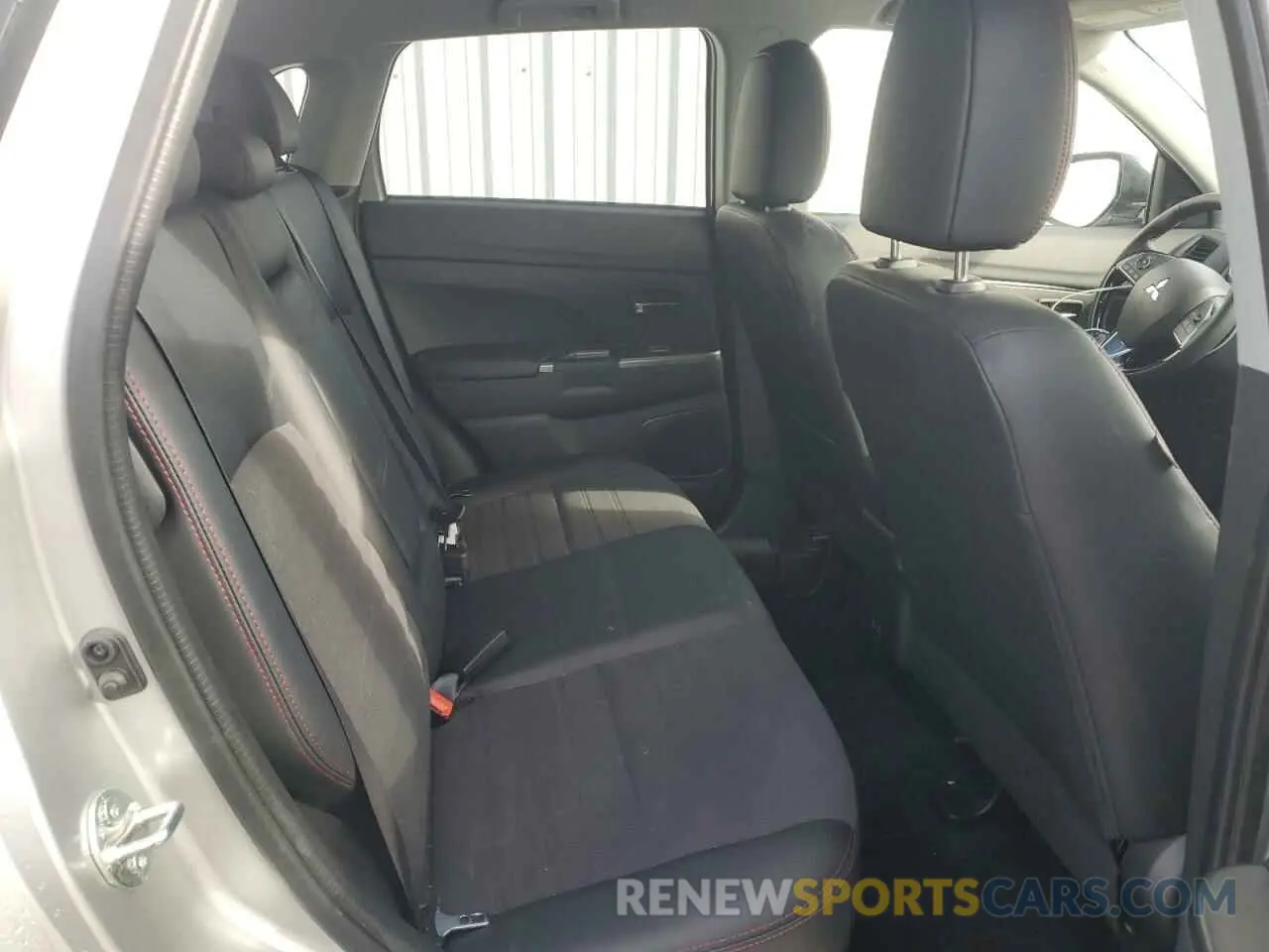 11 fotografías del automóvil dañado JA4ARUAU8RU018586 MITSUBISHI OUTLANDER 2024