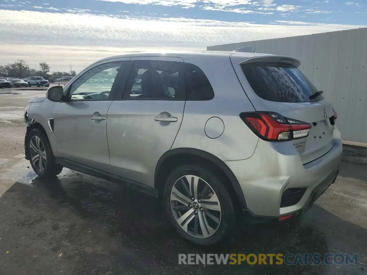2 fotografías del automóvil dañado JA4ARUAU8RU018586 MITSUBISHI OUTLANDER 2024