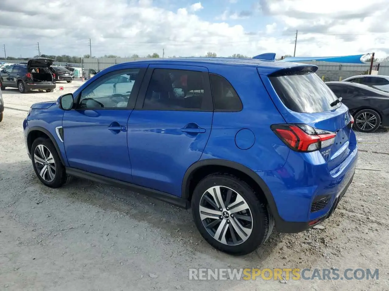2 fotografías del automóvil dañado JA4ARUAU8RU019284 MITSUBISHI OUTLANDER 2024