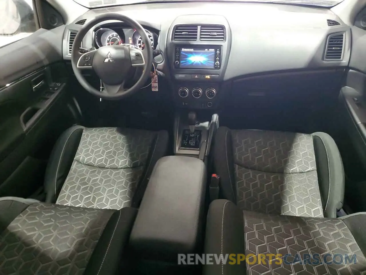8 fotografías del automóvil dañado JA4ARUAU9RU006074 MITSUBISHI OUTLANDER 2024