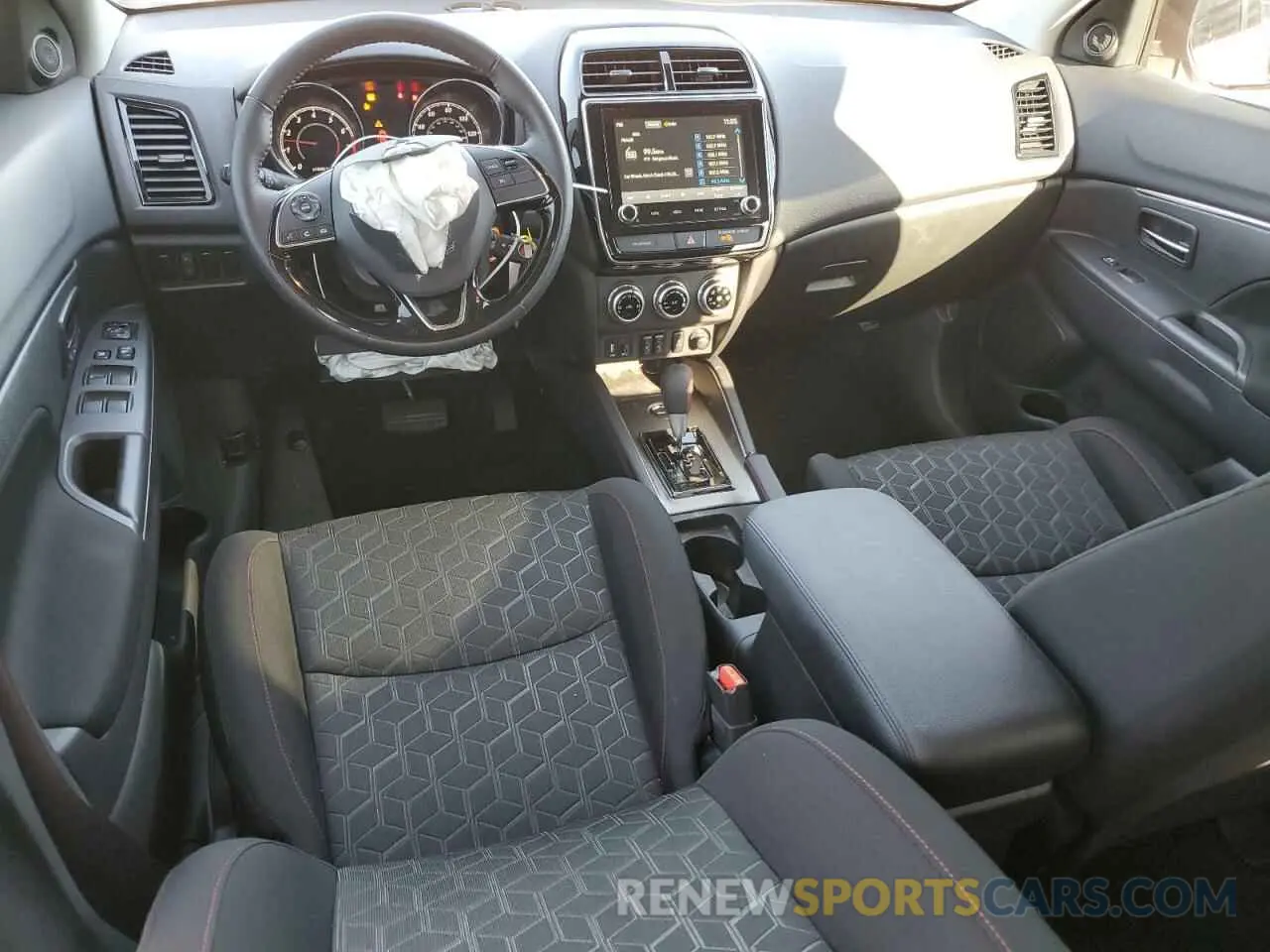 8 fotografías del automóvil dañado JA4ARUAU9RU011856 MITSUBISHI OUTLANDER 2024