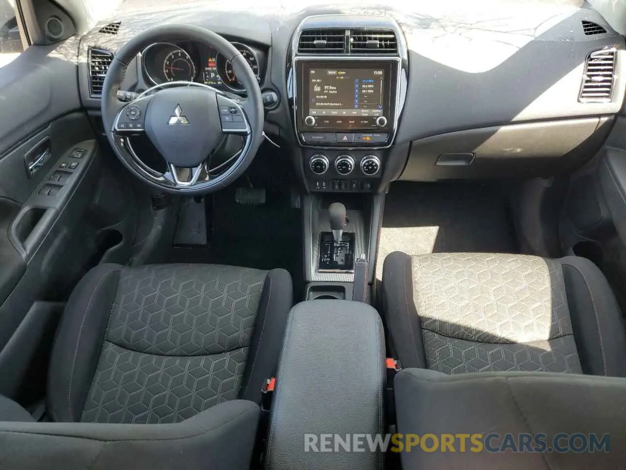 8 fotografías del automóvil dañado JA4ARUAU9RU026034 MITSUBISHI OUTLANDER 2024