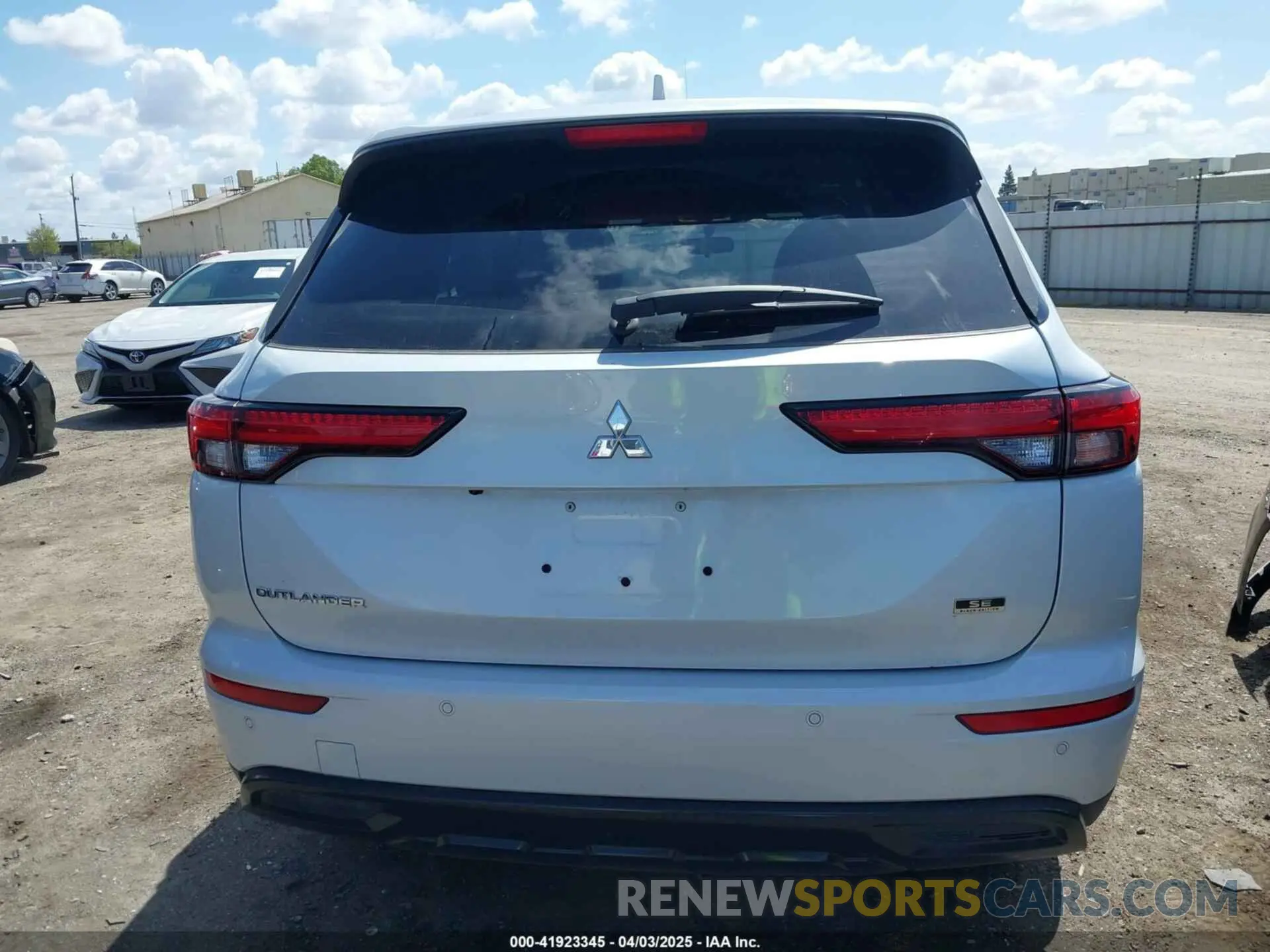 16 fotografías del automóvil dañado JA4J3VA89RZ080284 MITSUBISHI OUTLANDER 2024