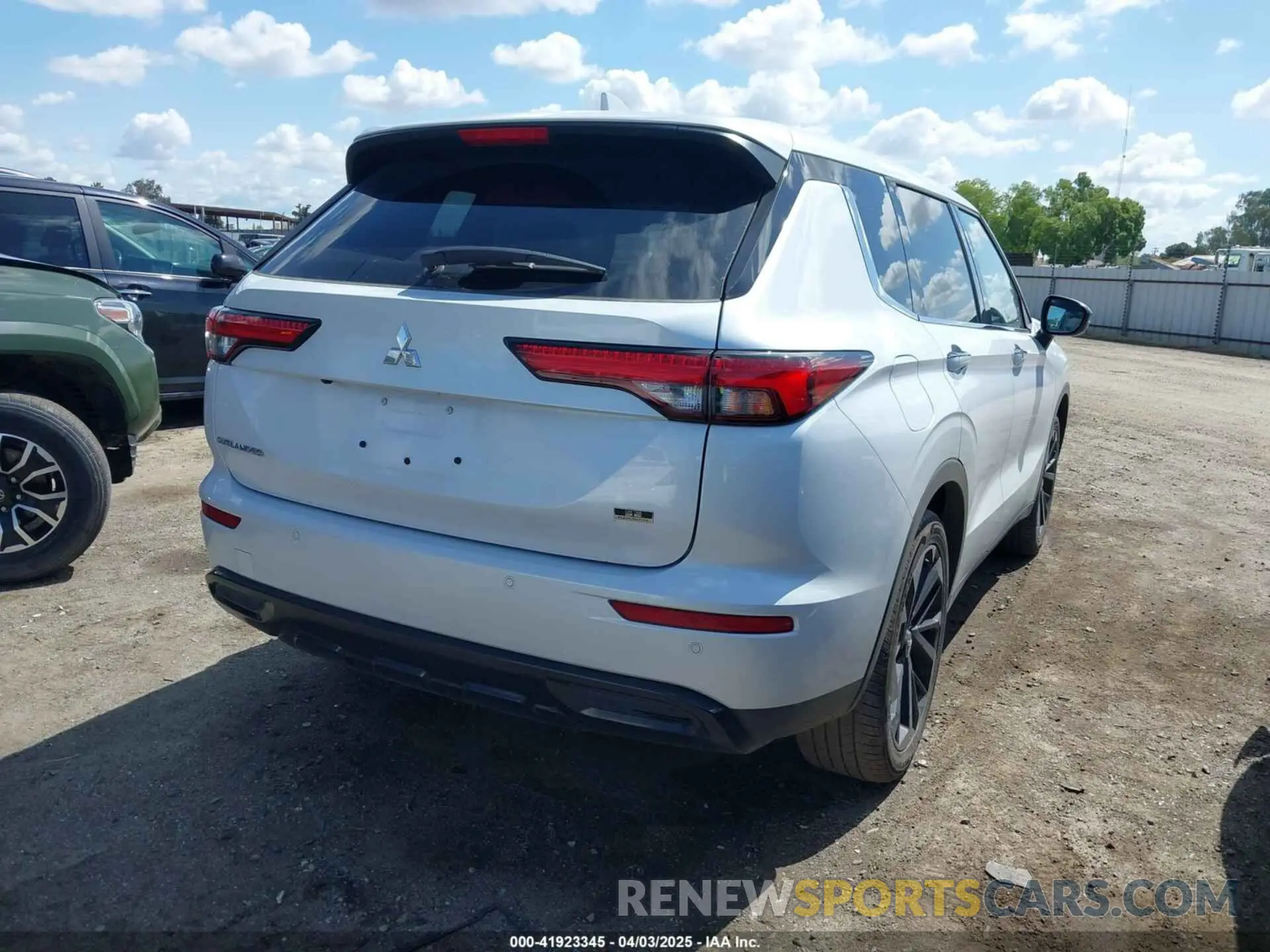4 fotografías del automóvil dañado JA4J3VA89RZ080284 MITSUBISHI OUTLANDER 2024