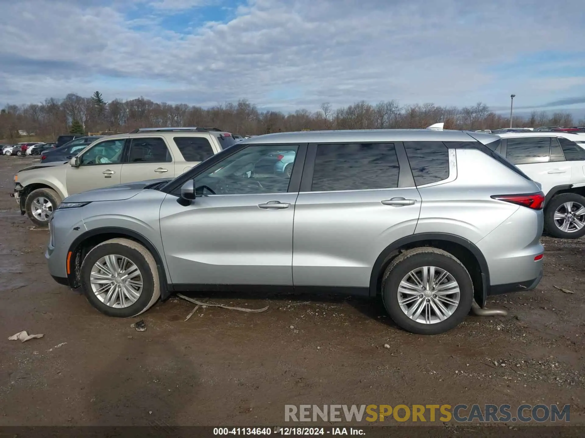14 fotografías del automóvil dañado JA4J4UA88RZ038521 MITSUBISHI OUTLANDER 2024