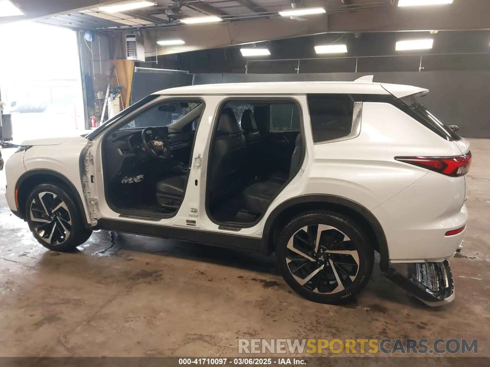 14 fotografías del automóvil dañado JA4J4VA81RZ040553 MITSUBISHI OUTLANDER 2024