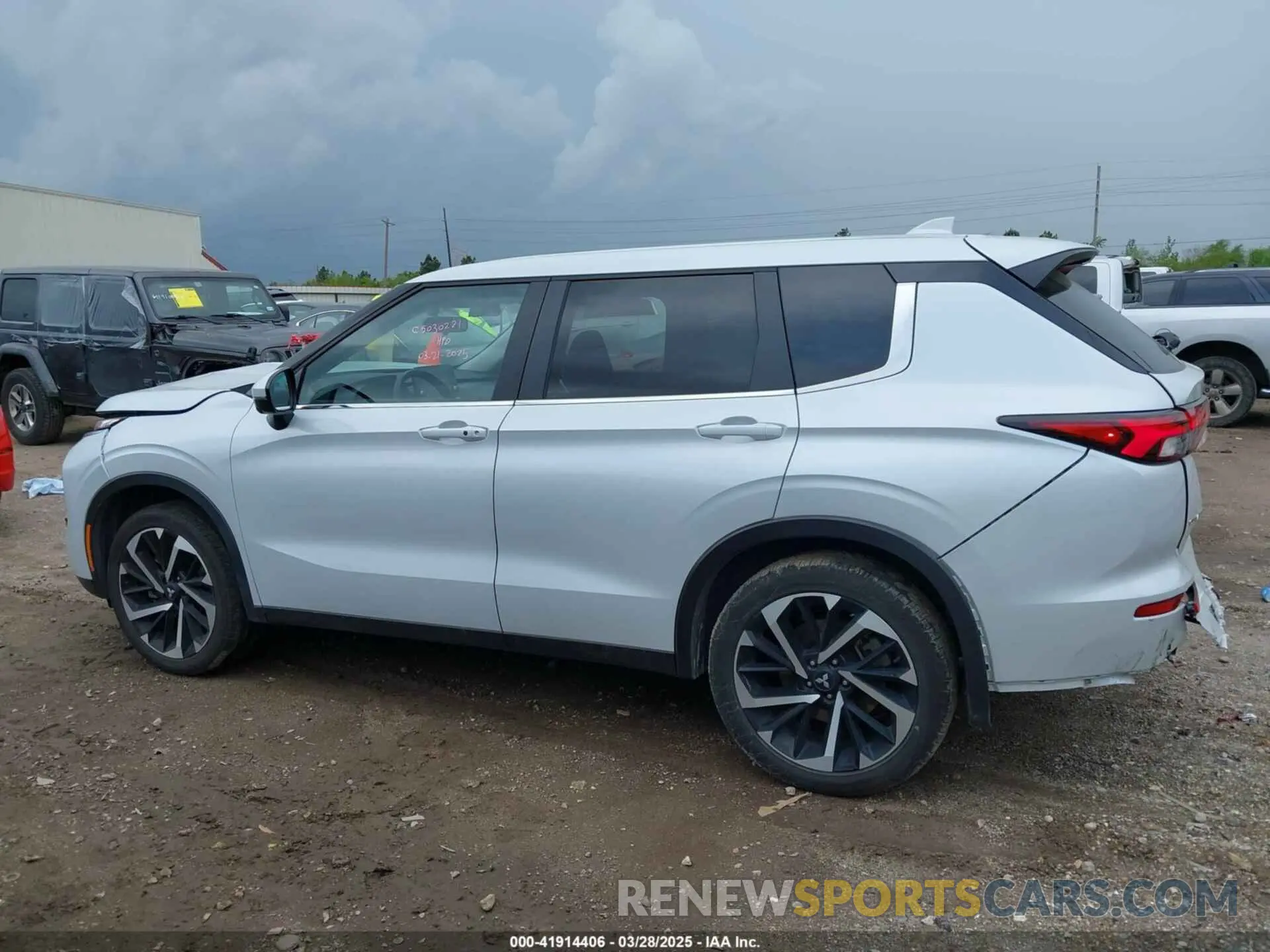 14 fotografías del automóvil dañado JA4J4VA82RZ026614 MITSUBISHI OUTLANDER 2024