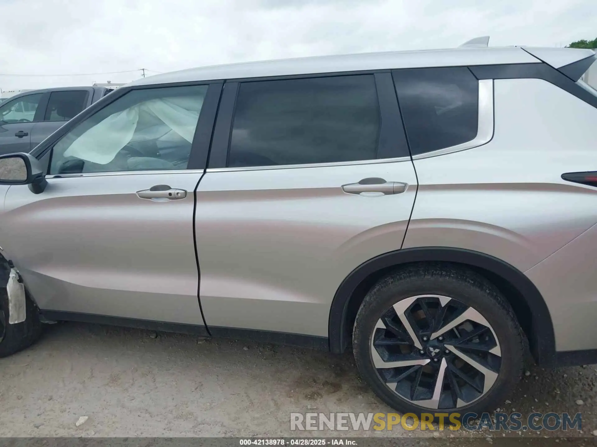 14 fotografías del automóvil dañado JA4J4VA85RZ050308 MITSUBISHI OUTLANDER 2024