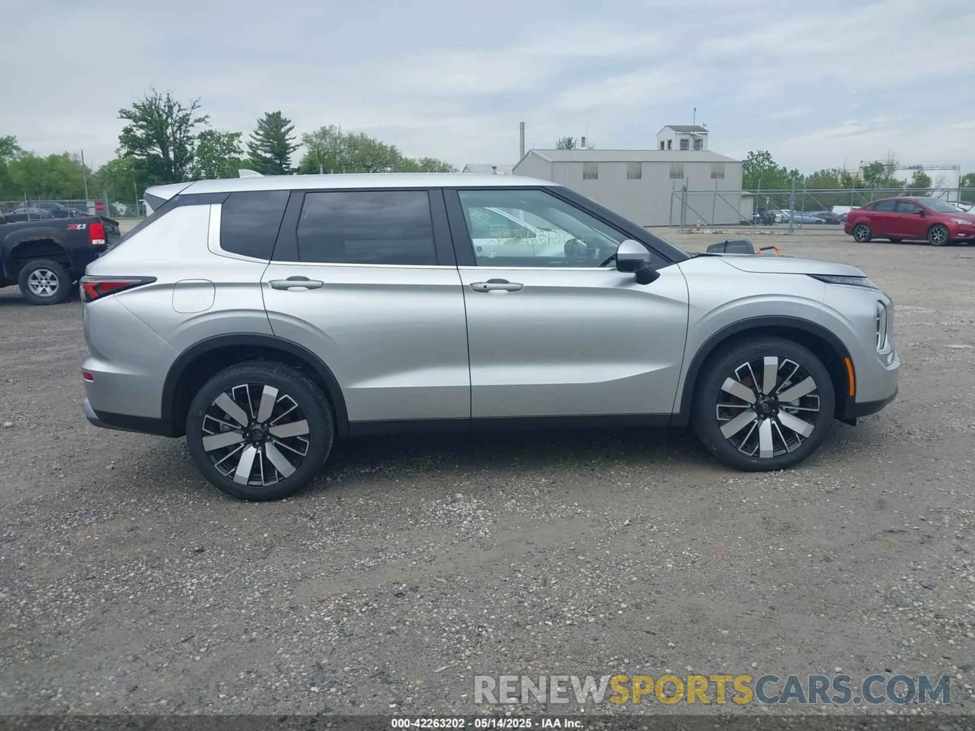 13 fotografías del automóvil dañado JA4J4VA86SZ014584 MITSUBISHI OUTLANDER 2025