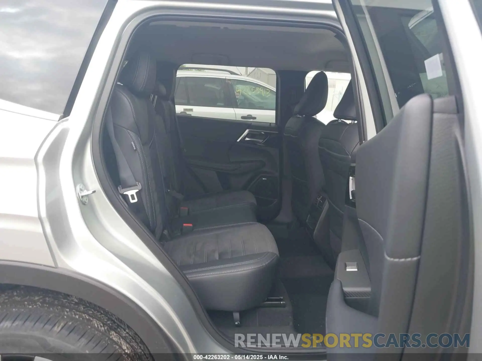 8 fotografías del automóvil dañado JA4J4VA86SZ014584 MITSUBISHI OUTLANDER 2025